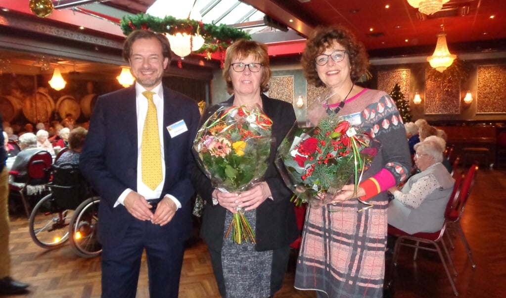 voorzitter Zonnebloem Houten Ronald Westerveen, secretaris Rita Toet en jubilaris Maria van der Meijs