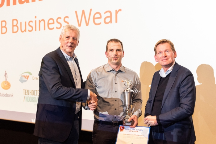 Johan Borsje (m) krijgt de prijzen en felicitaties van Paul Mallee van de Rabobank (r) en voorzitter Harry Eskes