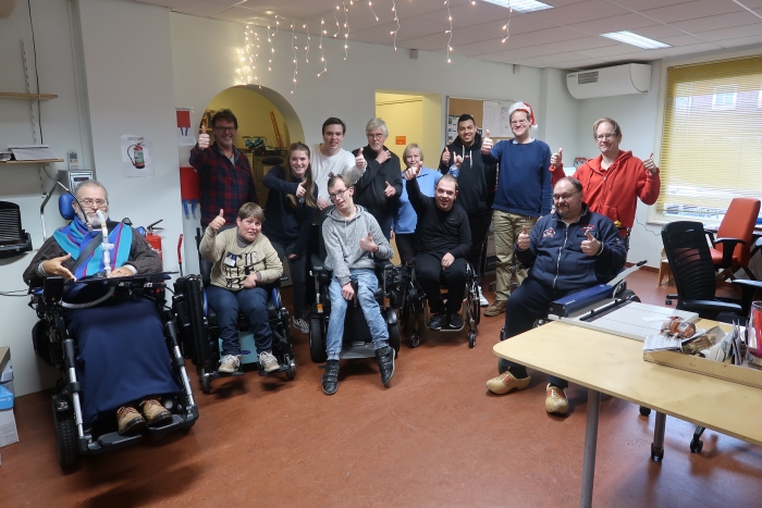 Groepsfoto met ons, de medewerkers en de beperkte mensen