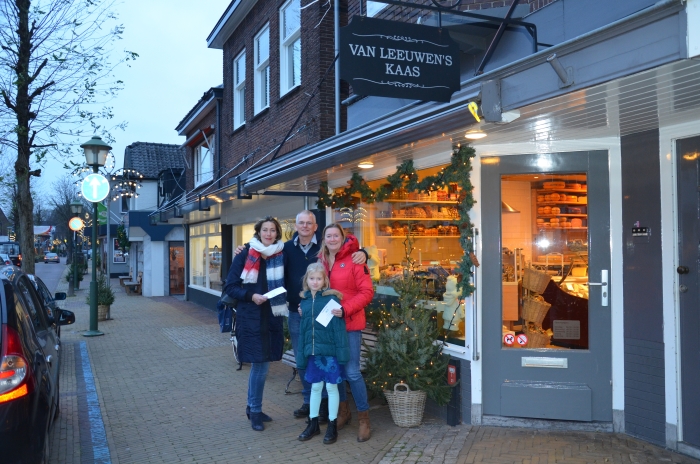 Twee winnaars van de Eindejaarsactie samen met Gert van Leeuwen