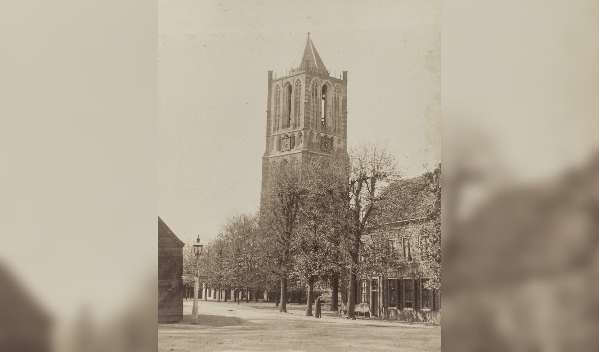 De kerk van Houten rond 1890 met stompe spits