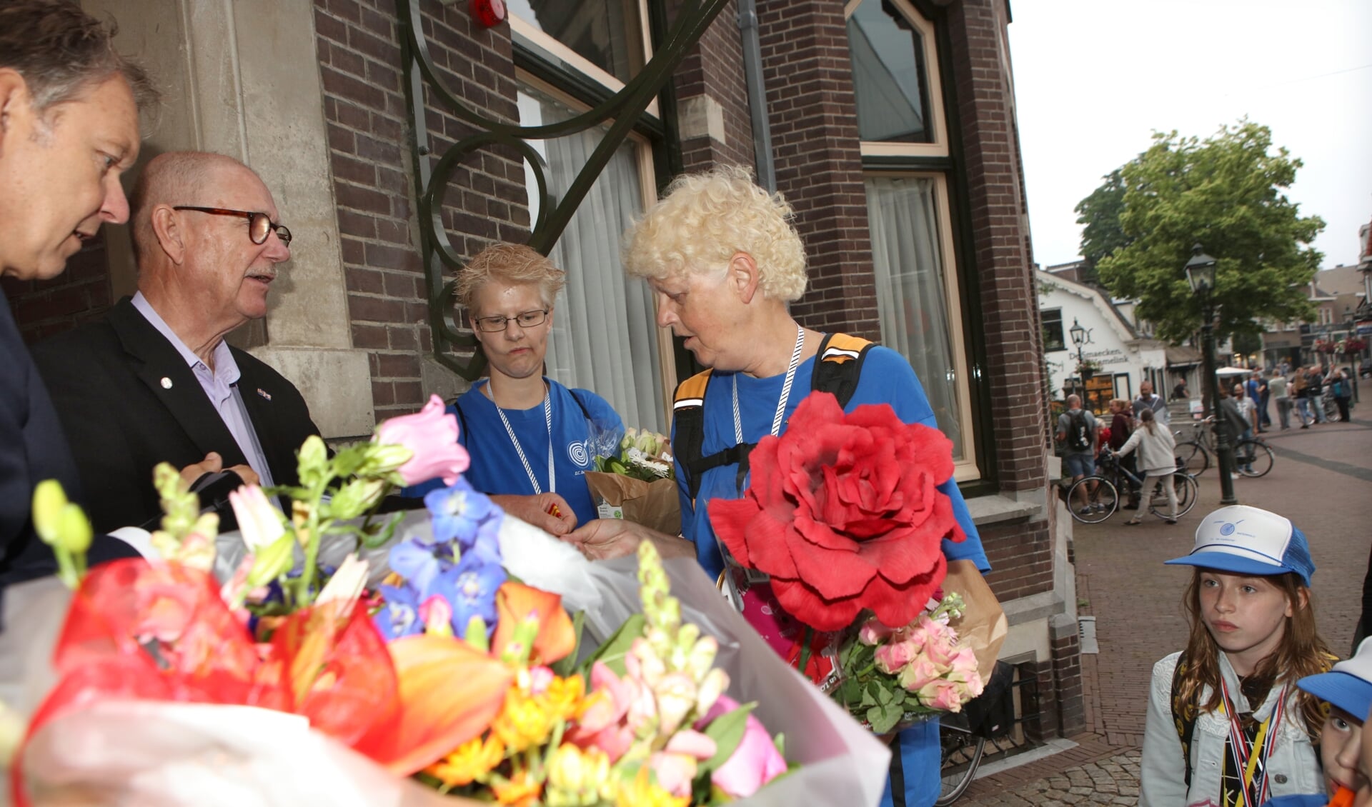 Kees Hoogerhuis naast burgemeester Röell op het bordes van het gemeentehuis tijdens de Avondvierdaagse van 2018.