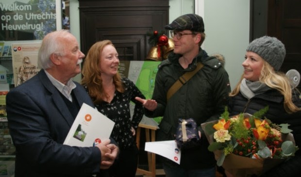 De gelukkige 50.000e bezoeker (rechts) en haar partner ontvingen bloemen uit handen van Anne-Marie van Meel en Jaap van der Kemp van de afdeling Marketing.
