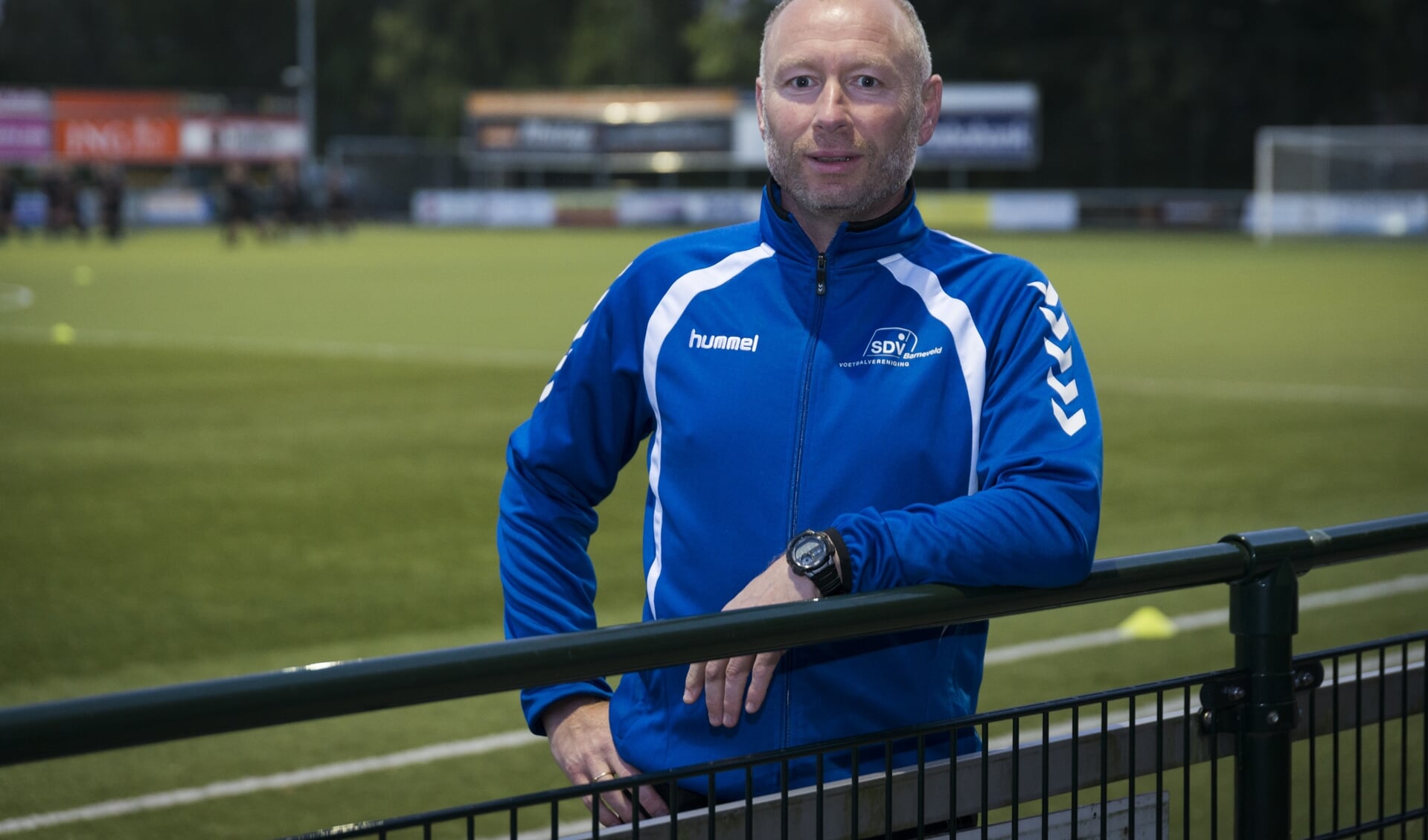 Johan de Man blijft ook het komende seizoen hoofdtrainer van SDV Barneveld.