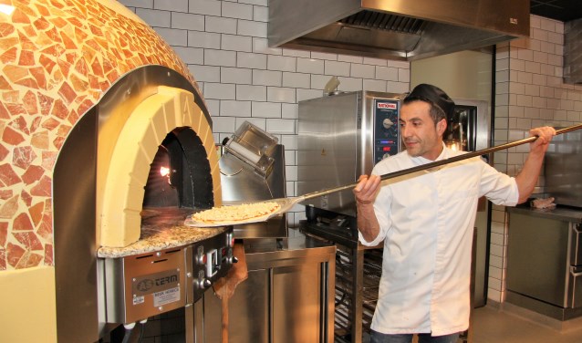 De Turkse pizza's worden op ambachtelijke wijze bereid.