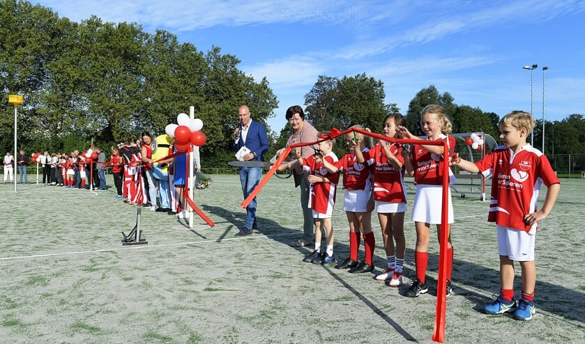 Op 15 september opende wethouder Hanny Visser-Schlieker de nieuwe kunstgrasvelden bij korfbalvereniging Merwede/Multiplaat.