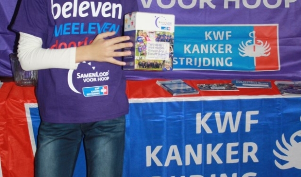 Lars Doran houdt spreekbeurt over KWF Kinderloop en roept alle kinderen op om mee te lopen met de Kinderloop.