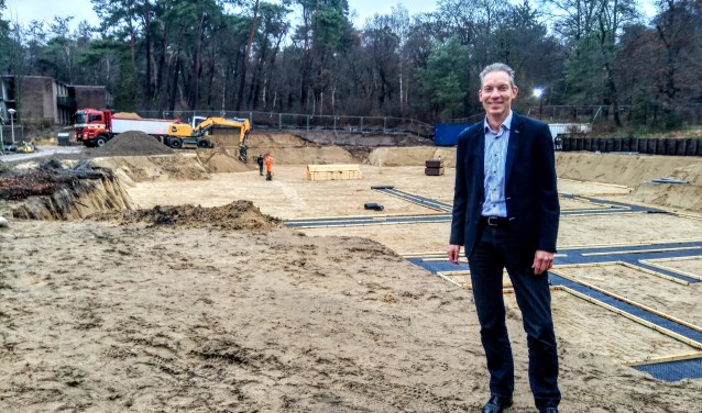 Hans Visser aan de achterkant van het Zonnehuis, waar al volop gesloopt en gegraven is.