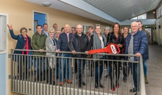 De eerste nieuwe bewoners zijn superblij met de sleutel van hun nieuwe woning. FOTO: Hans Lebbe