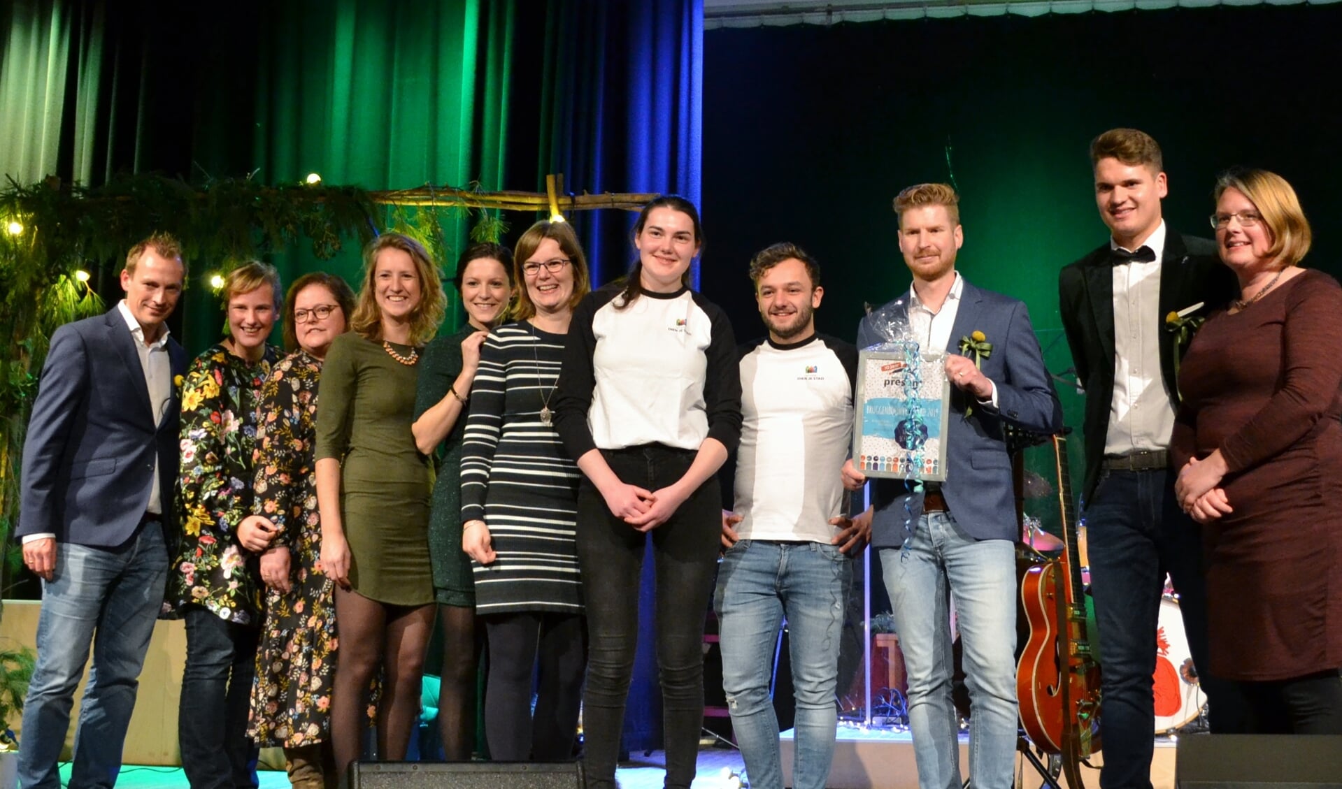 Netwerk Dien je Stad ontvangt 1e Bruggenbouwer Award van Present Ede