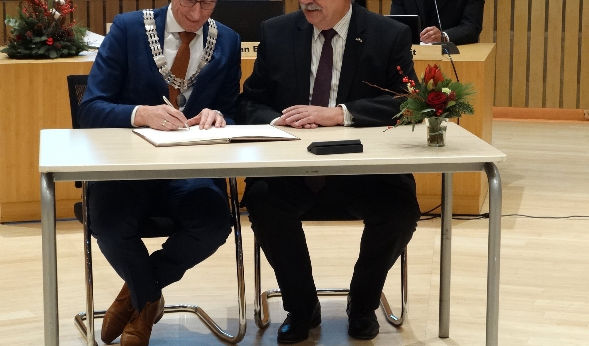 Tjapko Poppens tekent voor een periode erbij, met naast hem commissaris Willibrord van Beek