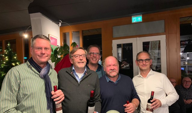 Het winnende team Omanido. Zij namen de door hunzelf beschikbaar gestelde wisselprijs in ontvangst.