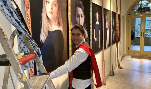 Annemarie Ruys werkt hard aan de Portretten Potpourri in HOF 212.