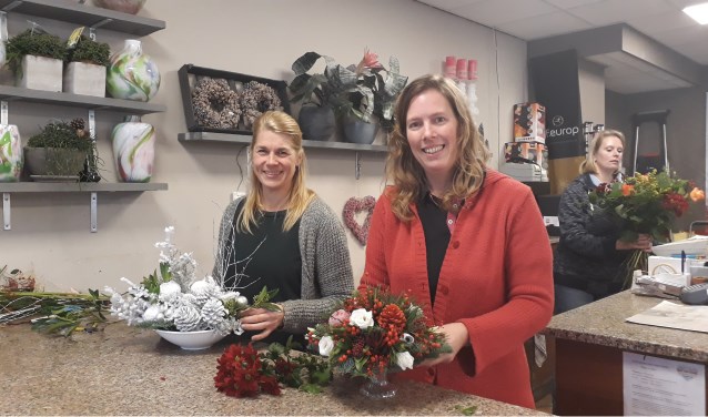 Sylvia Spijker (l) en Willeke De Kruijf: goed omgaan met klanten met die Alzheimer.