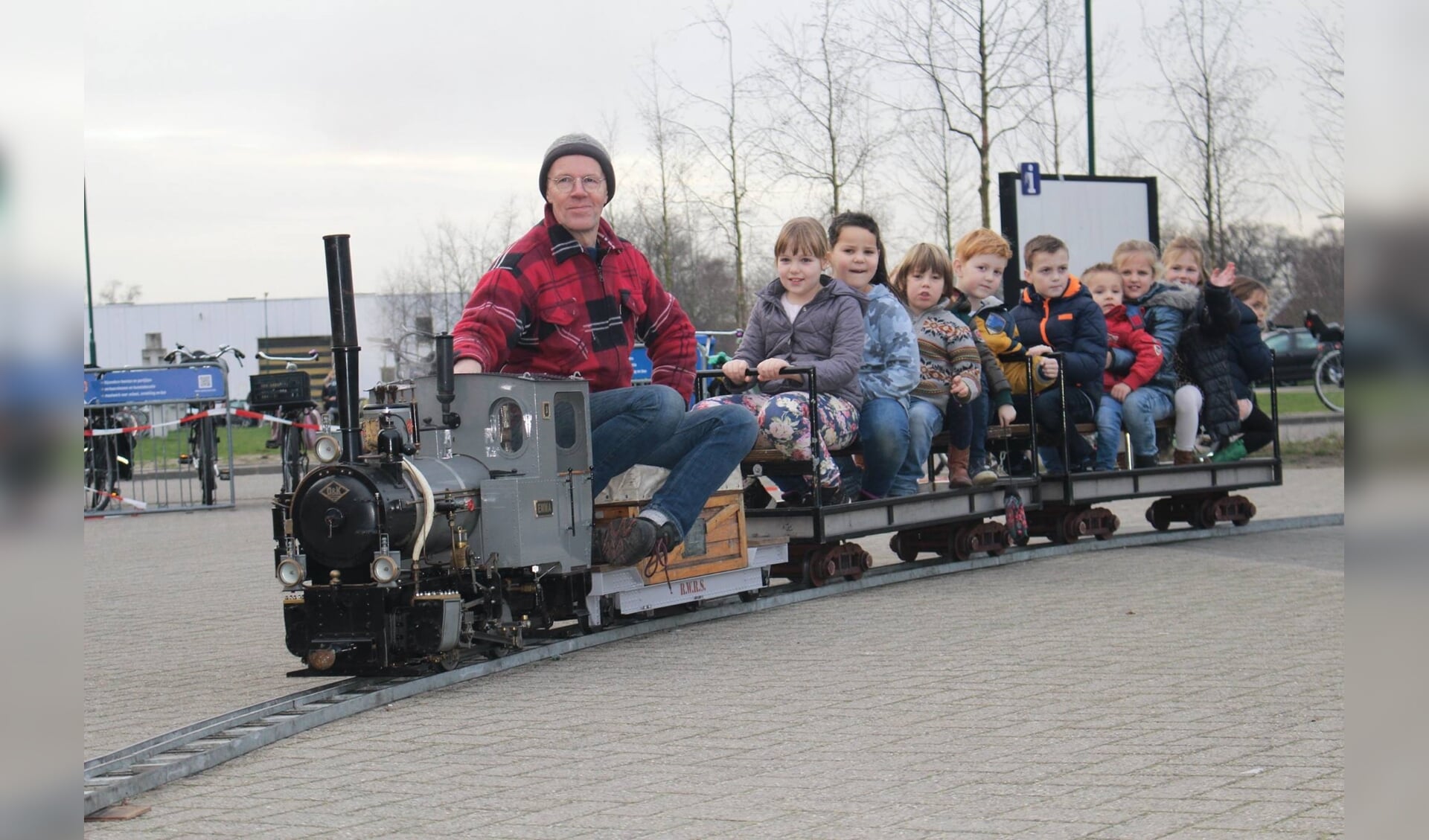 Er rijdt een mini stoomtrein tijdens Winterkwartier 2018