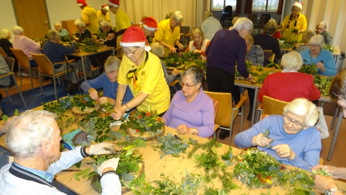 De gasten maken kerststukjes.