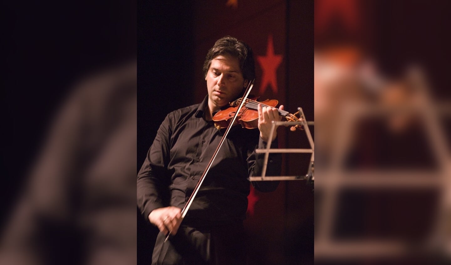 Robert Cekov verzorgt op zaterdag 26 januari samen met pianist Wouter Harbers een benefietconcert in de Achthoek in Scherpenzeel.