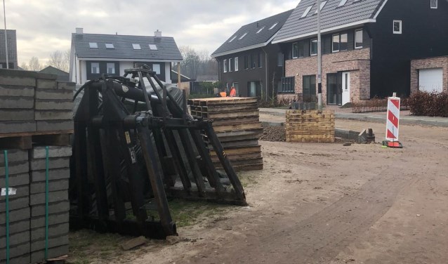 De noodverlichting is aangelegd en inmiddels ligt de bestrating er ook in.