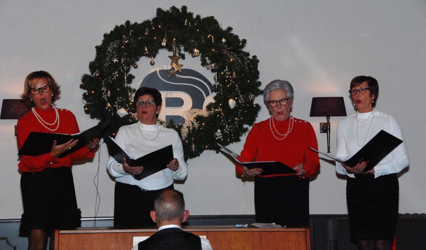 De Zingende Zussen tijdens de Kerstviering van SWO.