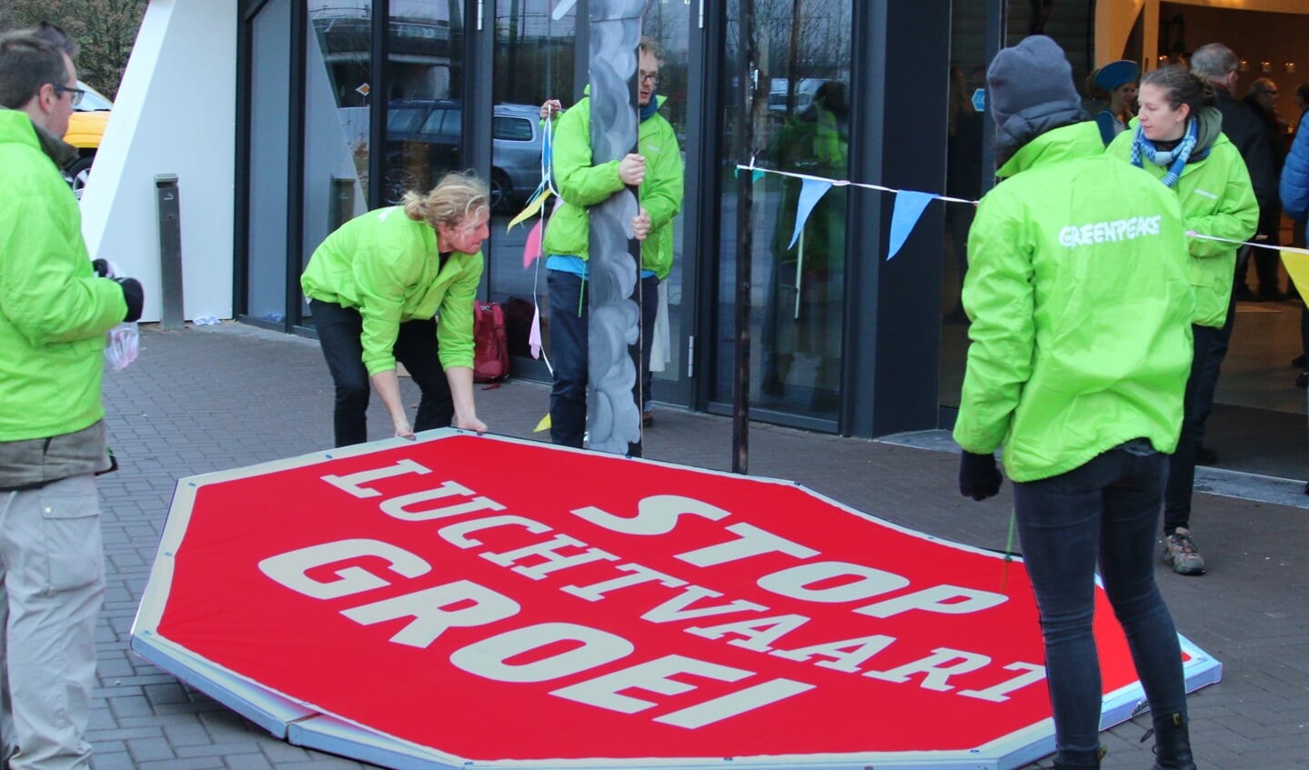 Greenpeace voerde actie op de recente ORS-Luchtvaartdag over de toekomst van Schiphol.