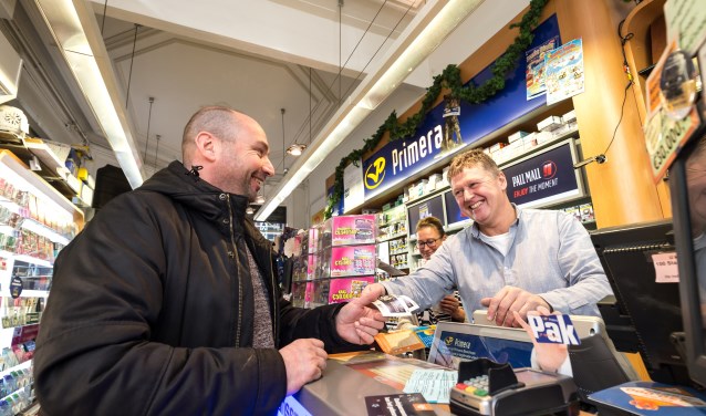 Primera Primera Rob Bisschops aan de Zijlstraat in Haarlem verkoopt loten voor de Oudejaarstrekking van de Staatsloterij. © SEBASTIAAN ROZENDAAL / PHOTO REPUBLIC
