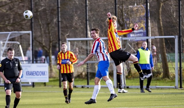 Voetballer Jeffrey Kors (midden) in actie.