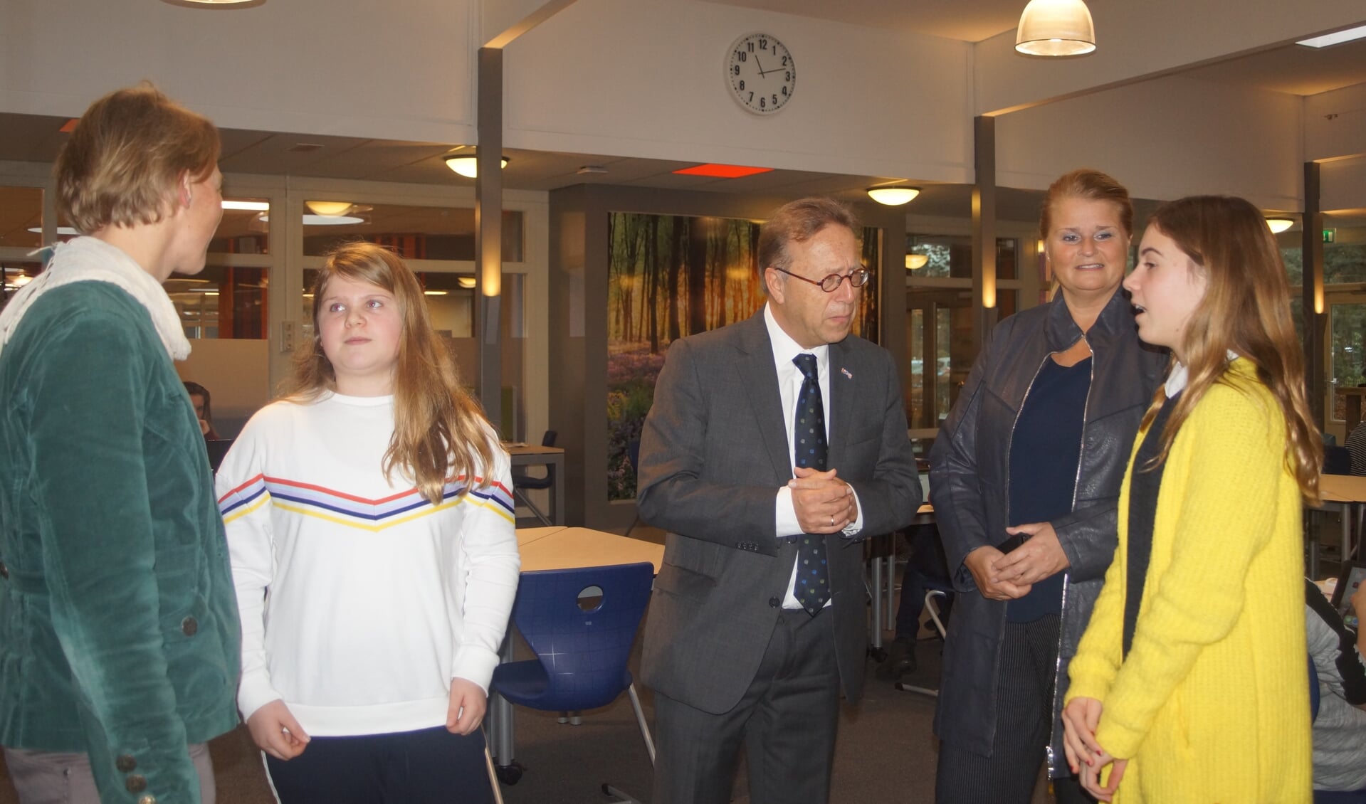 Leerlingen van C.C.Groevenbeek praten met een delegatie uit Ermelo