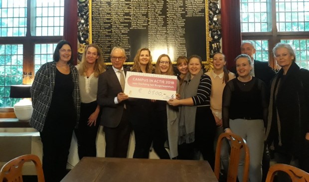 Uitreiking van de cheque aan Stichting het Burgerweeshuis