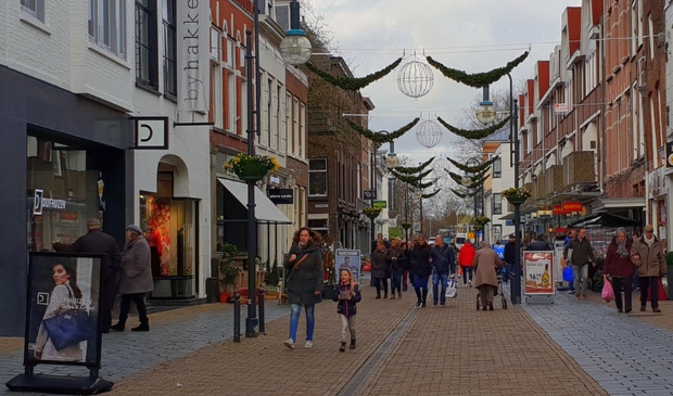 <p>Winkelen in de Arkelstraat, onderdeel van het kenwinkelgebied in de stad</p>