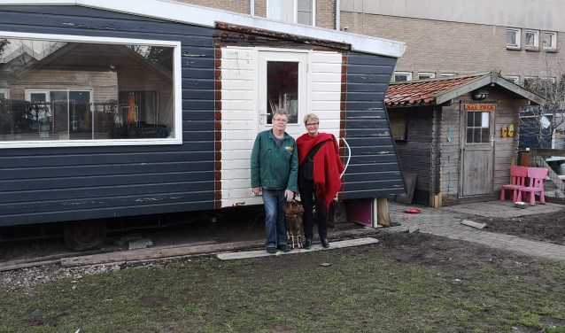 Anja Brouwer en Wout staan voor de oude stacaravan, samen met Gertje. Dit wordt straks 'Knuffelkot'.