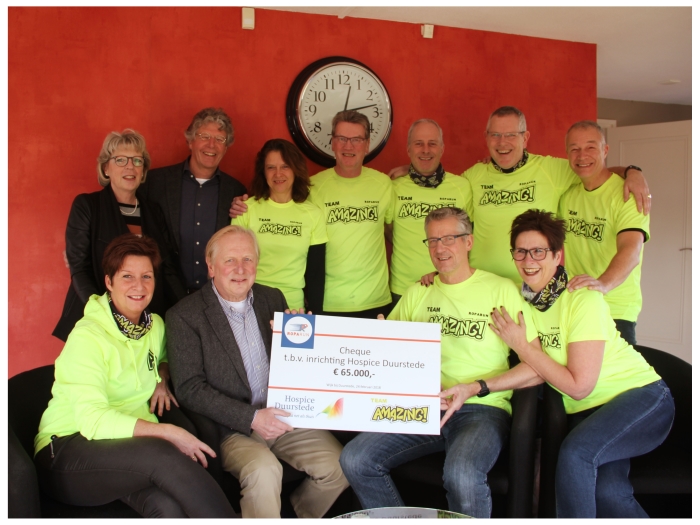 Overhandiging cheque Stichting Roparun