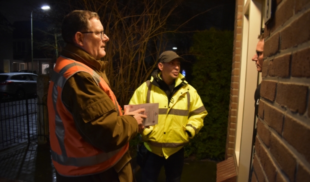 <p>Ton Coenraads (links) en Mike Amennou van het buurtpreventieteam in Dalem.</p>