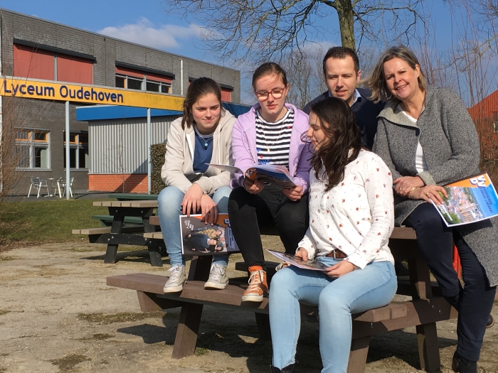 De drie VWO-leerlingen, Lynn, Judith en Manon en Attie en Niels van de VVD Gorinchem