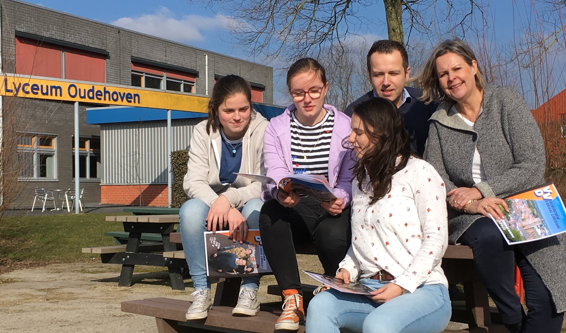 De drie VWO-leerlingen, Lynn, Judith en Manon en Attie en Niels van de VVD Gorinchem
