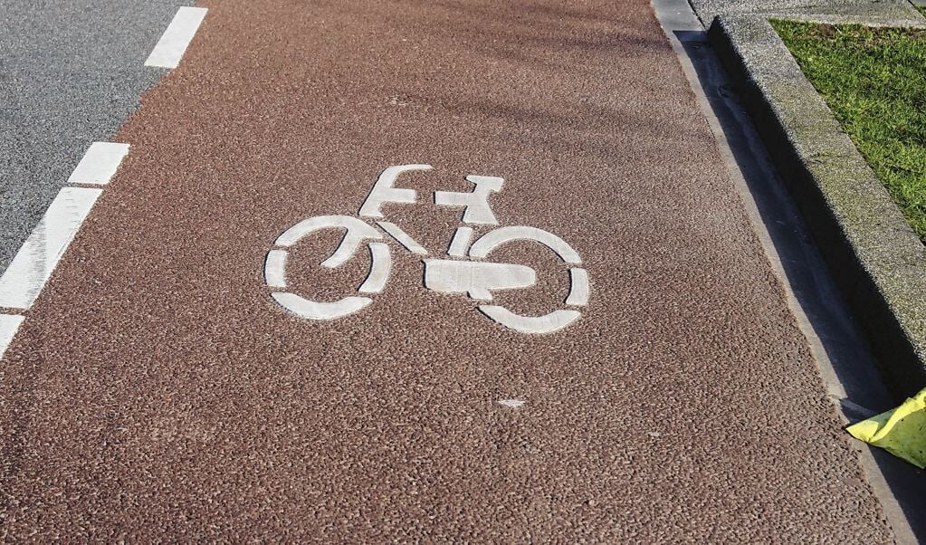 In grote delen van Nederland is qua lengte meer ruimte voor paden en wegen waar fietsers welkom zijn, dan wegen waarop auto’s mogen komen, onderzochten het CBS en de Fietsersbond.