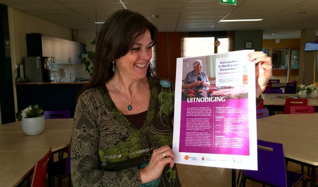Nancy Hagman met de uitnodiging van de werkconferentie