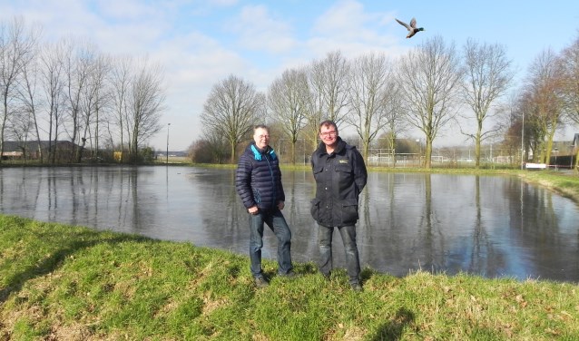 Bert van Elst en Wim Oskam staan teleurgesteld bij de schaatsbaan.