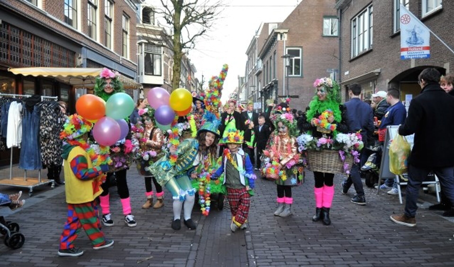 Foto: De Wageningse carnavalsverenigingen hielden zaterdagmiddag een kleurrijke en smaakvolle optocht. (foto: gertbudding.nl)