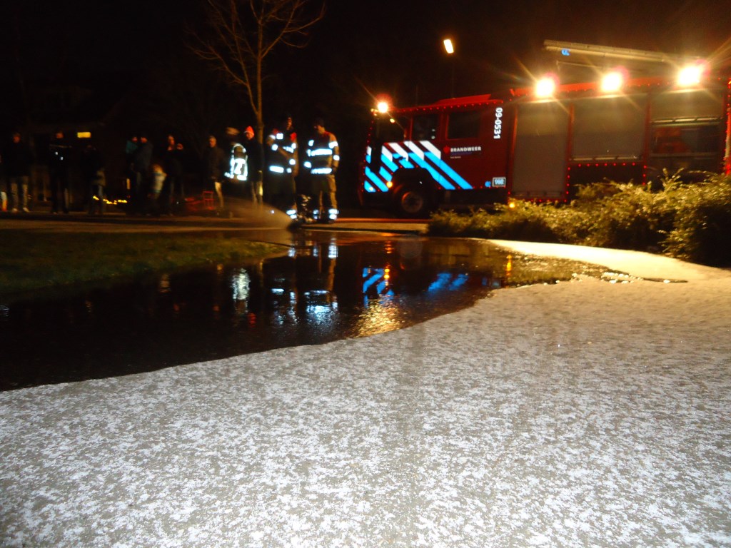 De brandweer Bunnik kwam dinsdagavond een laag water op het speelveldje in de Engboogerd spuiten.