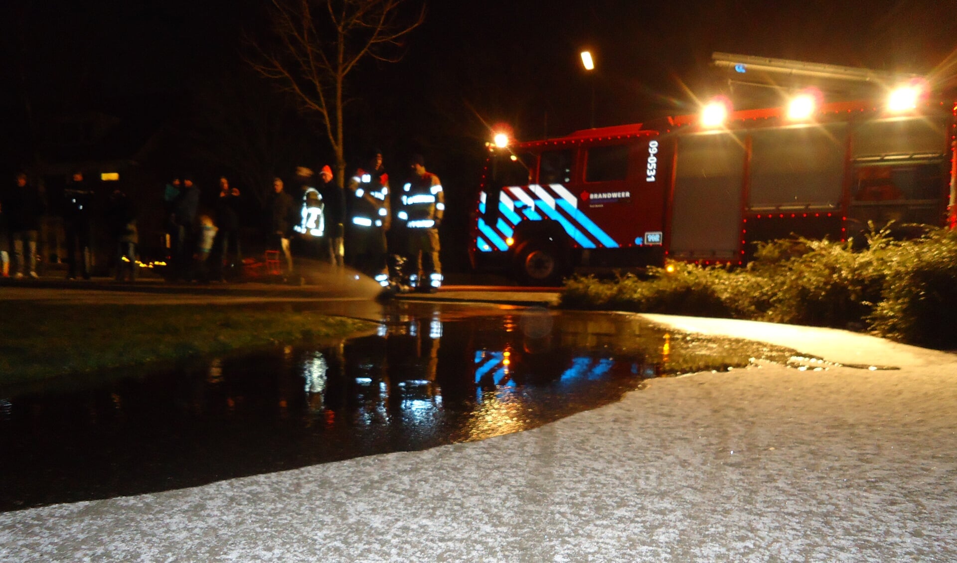                               De brandweer Bunnik kwam dinsdagavond een laag water op het speelveldje in de Engboogerd spuiten.