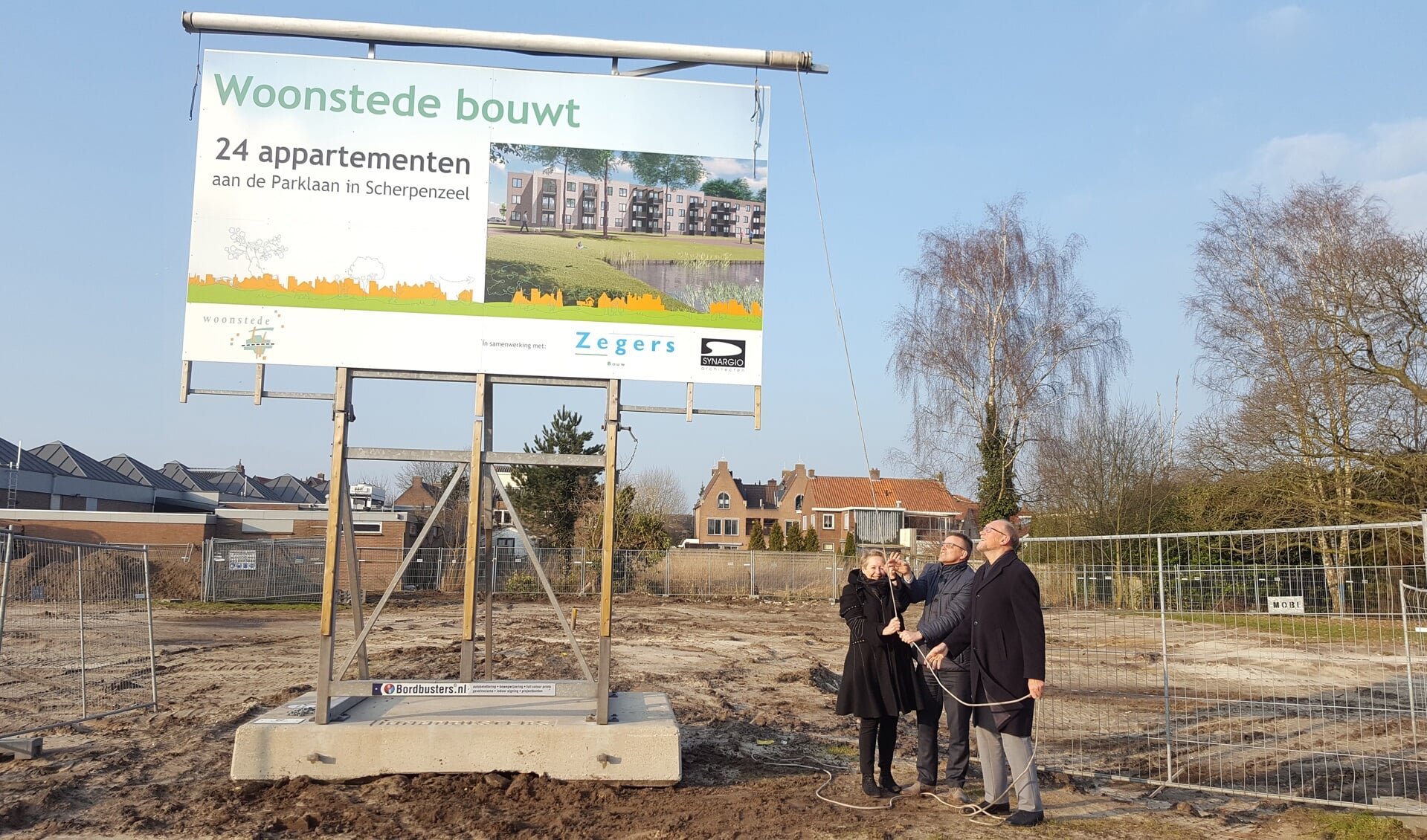 Woonstede-directeur Marian Teer en wethouder Tonnis van Dijk onthulden woensdag het bouwbord aan de Parklaan. Daar verrijzen nog voor het eind van dit jaar 24 seniorenwoningen.