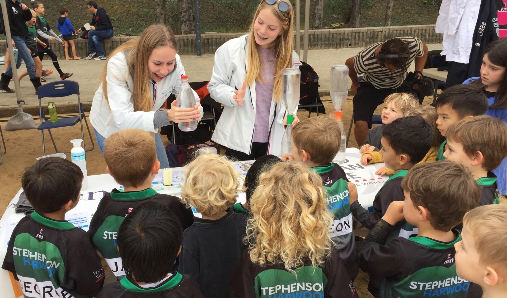 Fay van Houwelingen (links) en Mae van Noordennen leren kinderen over plastics in Hongkong.