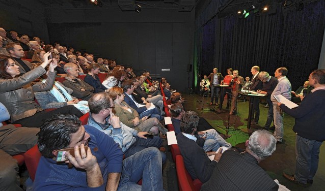 Journalist Hans van Keken leidt het sportdebat tussen 13 lijsttrekkers. De zaal zit vol ,met sporters en politici.