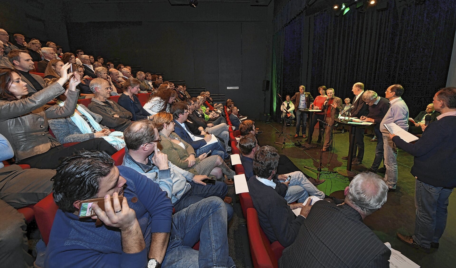 Journalist Hans van Keken leidt het sportdebat tussen 13 lijsttrekkers. De zaal zit vol ,met sporters en politici.