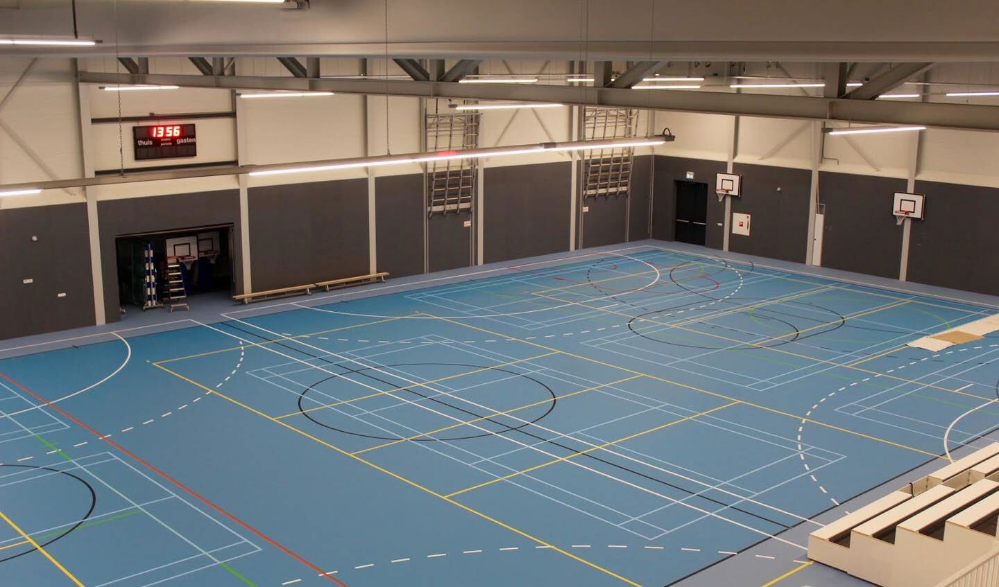 De nieuwe sport- en turnhal is energieneutraal. De vloeren zijn volgens de richtlijnen van het NOC*NSF.