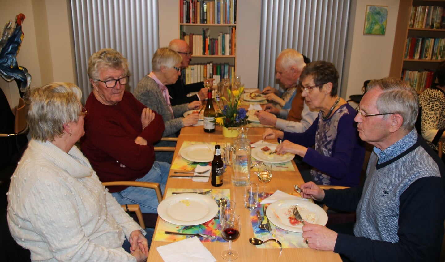 De bewoners van Sleijeborgh vierden het 10-jarig bestaan van hun seniorenresidentie met een gezellig samenzijn met heerlijke, luxueuze gerechten.