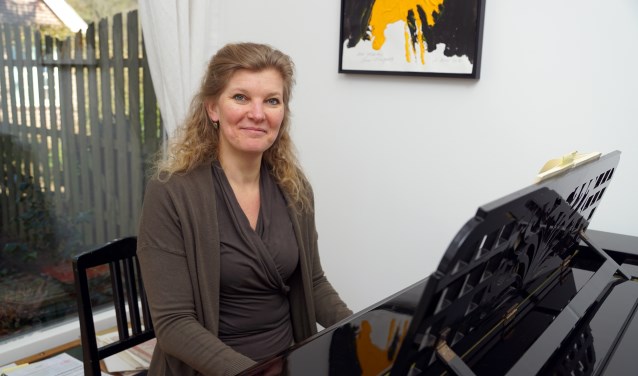 Mezzosopraan Wieke van Wingerden in haar repetitieruimte.