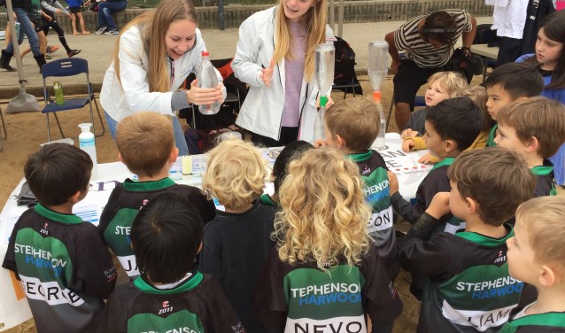 Fay van Houwelingen (links) en Mae van Noordennen leren kinderen over plastics in Hongkong.
