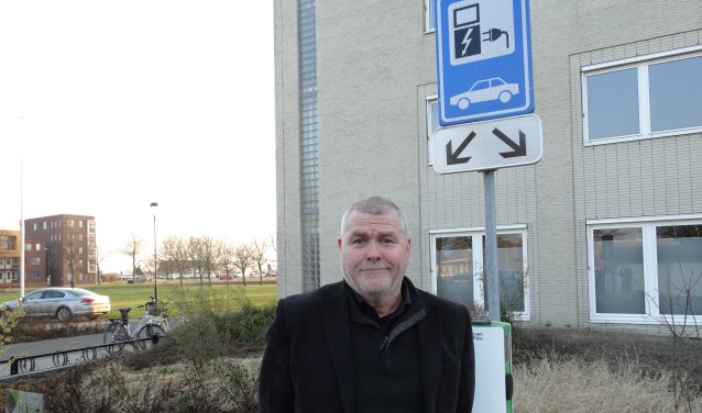 Arie Viskil bij het laadpunt voor elektrische auto‘s bij het gemeentehuis