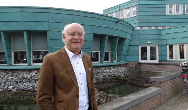 Lijsttrekker Wietze Smit voor het gemeentehuis, waar WijkNU de inwoners weer een belangrijke rol wil geven